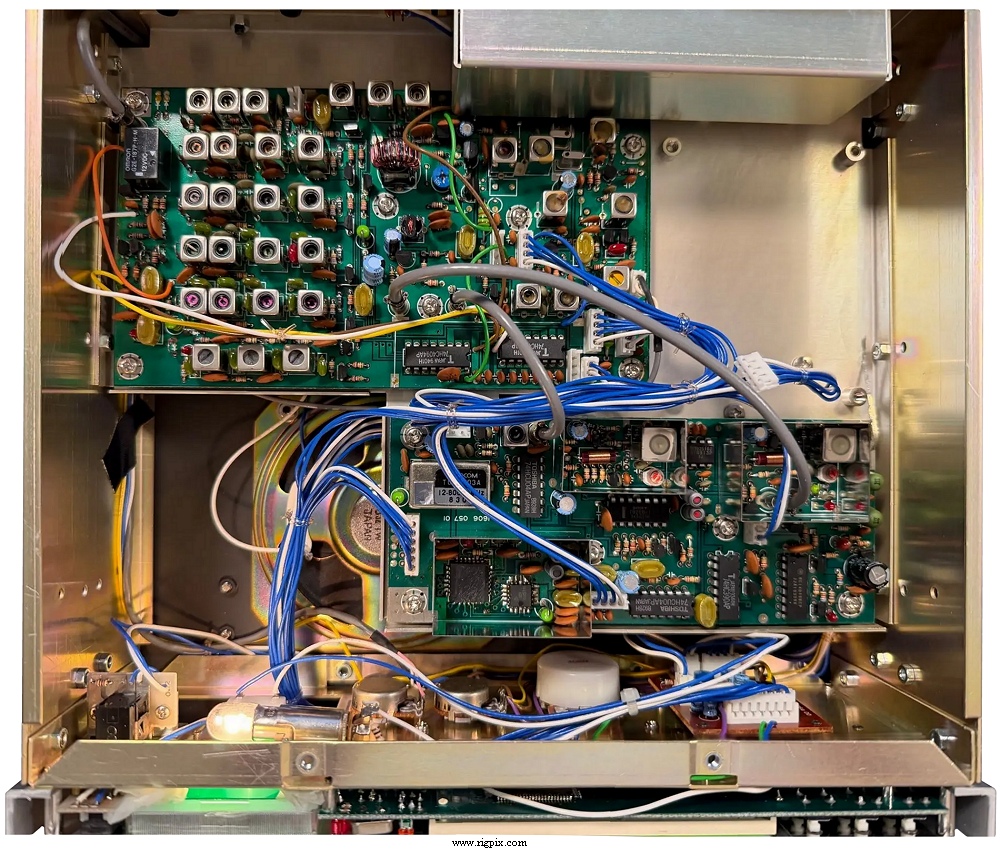 An inside picture of AOR AR-3030