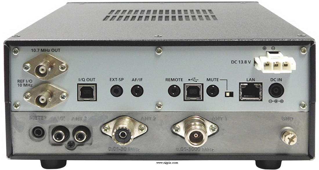 A rear picture of Icom IC-R8600